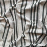 Närbild av Alf i färgen Sage, ett randigt tyg med tidlös design i återvunnen bomull och polyester, perfekt för hållbar och stilren inredning.