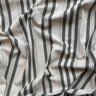 Närbild av Alf i färgen Sage, ett randigt tyg med tidlös design i återvunnen bomull och polyester, perfekt för hållbar och stilren inredning.