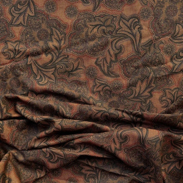 Detaljbild av tyget Astrid med mjuk yta, vävd struktur och klassiskt bladmönster i mustiga jordtoner som framhäver materialets djup och textur.