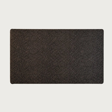 Närbild på Bengt sänggavel med grafiskt vävd textil i mörka och naturliga toner. Den tydliga strukturen ger sänggaveln ett levande och taktilt uttryck.