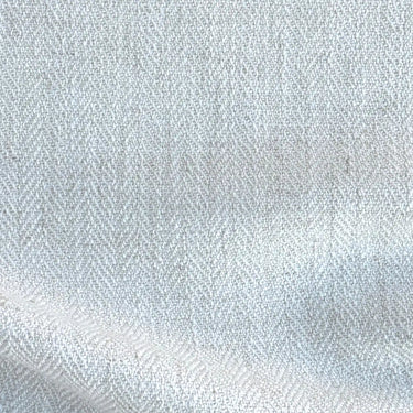 Närbild på Bianca i off-white som visar den diskreta fiskbensvävda strukturen.