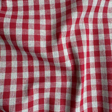 Närbild av den röda Bistro-vaxduken som visar struktur och rutmönster.