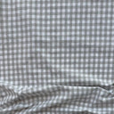 Rutigt tyg Bo i ljusgrå färg, 80 % bomull och 20 % polyester, med mjukt fall.