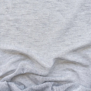 Närbild av Bosse dubbelbredd, ett stilrent och luftigt gardintyg i 100 % polyester med diskret struktur och mjukt fall, perfekt för breda fönsterpartier och ljusinsläpp.