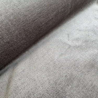 Närbild på Danny möbeltyg i ljusgrått som visar materialets mjuka struktur och följsamhet.