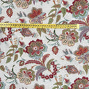 Närbild av blommig jacquardvävd möbeltextil med dekorativ struktur