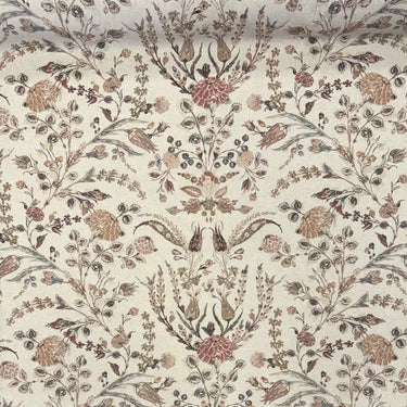 Klassiskt mönstrat möbeltyg i naturtoner med blommor och dekorativa detaljer