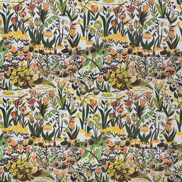 Blommigt möbeltyg i gröna, gula och orange toner med detaljrikt naturinspirerat mönster
