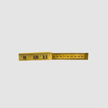Gult flexibelt måttband 3 meter med markeringar i centimeter och tum för sömnad, mätning och hantverk.