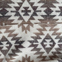 Närbild av Aspen som visar det geometriska mönstret och de naturliga färgerna i beige, brun och naturvitt.