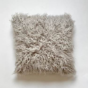 Grått kuddfodral 45x45 i fluffig akryl med mjuk textur