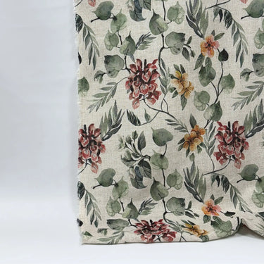 Jess gardintyg i polyester och linne med tunn väv, mjuk struktur och blommönster i dämpade, naturinspirerade färger.