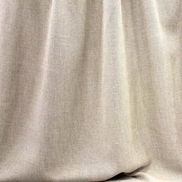 Beige enfärgat gardintyg Katja i 300 cm bredd, perfekt för luftiga gardiner med ett harmoniskt uttryck.