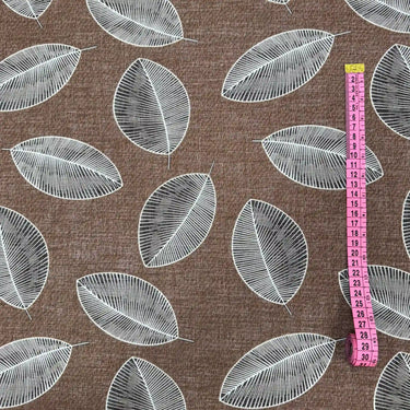 Närbild av gardintyget Leo med fin vävstruktur och diskret lövmönster i polyester.