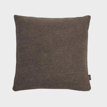 Kvadratiskt brunt Manda kuddfodral med mjuk, småmönstrad struktur, storlek 45x45 cm.