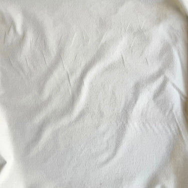 Närbild på mjuk borstad bomullsflanell i offwhite med varm och ombonad yta