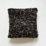 Svart kuddfodral 45x45 i fårskinnsimitation med mjuk textur – framsida