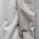 Närbild av Noah möbeltyg som visar den strukturvävda ytan och den naturligt sträva känslan. I offwhite och sand.