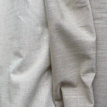 Närbild av Noah möbeltyg som visar den strukturvävda ytan och den naturligt sträva känslan. I offwhite och sand.