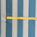 Måttband som visar att de blå ränderna på möbeltyget Carl är cirka 5 cm breda.