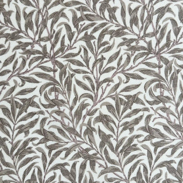 Beige Ramas vaxduk med William Morris-inspirerat bladmönster på ljus botten.