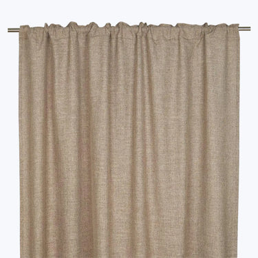 Brun Rio gardinlängd med diskret struktur och ett tungt, elegant fall