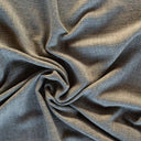 Närbild på den gröna Rio gardinens mjuka tyg och diskreta vävstruktur