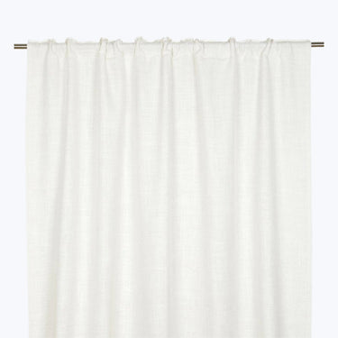 Rio gardinlängd i off-white med elegant struktur och mjukt, tungt fall