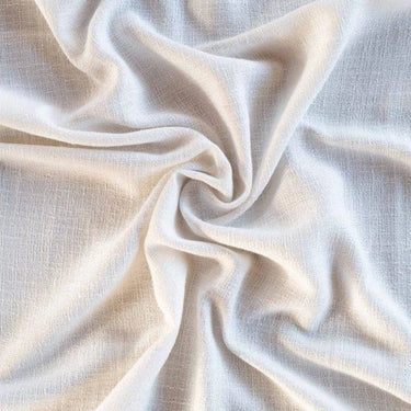 Närbild på Rio gardinens mjuka och vävda tyg i off-white
