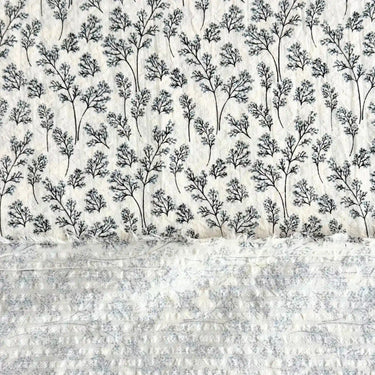 Närbild av Antonia seersuckertyg som visar den karakteristiska veckade strukturen och det småblommiga mönstret.