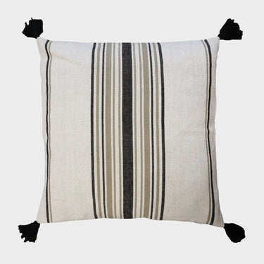 Randigt kuddfodral 45x45 cm i beige, svart och gråbrunt med svarta tofsar i hörnen