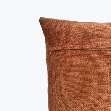 Närbild av terrakottafärgad Milena sittkudde som visar tygstruktur och dold dragkedja.