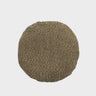 Rund brun Tori-kudde med strukturerad yta, 50 cm i diameter.