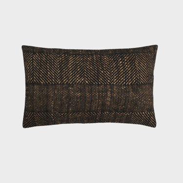 Avlångt Zoe Fringe kuddfodral i svart och jordnära toner med geometriskt vävt mönster och dekorativa fransdetaljer, 30x50 cm.