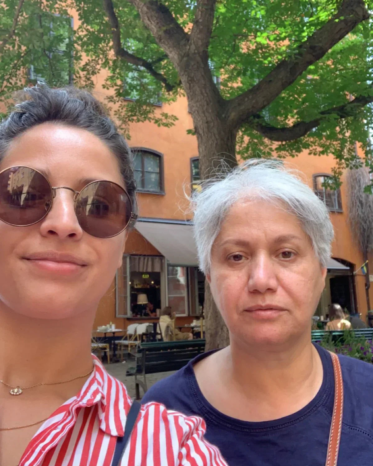 Mor och dotter som driver Koyan och Amel Tyg & Sy, med lång erfarenhet av sömnad och textilier