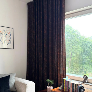 Astrid – måttsydd brun gardin med diskret mönster