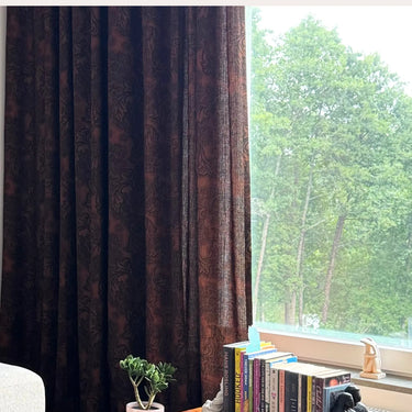 Astrid – måttsydd brun gardin med diskret mönster