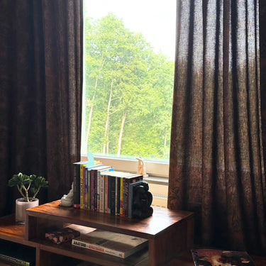Astrid – måttsydd brun gardin med diskret mönster