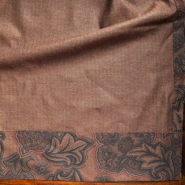 Astrid – måttsydd brun gardin med diskret mönster