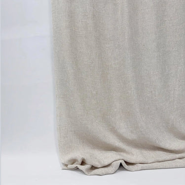 Beige gardin i Alan tyg med stilren linne-look, lätt struktur och mjukt, följsamt fall mot golvet
