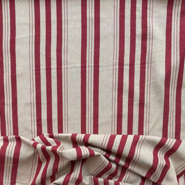 Närbild av Alf i färgen Cherry, ett randigt tyg i 80 % återvunnen bomull och 20 % återvunnen polyester med klassisk design och mjuk, naturlig känsla.