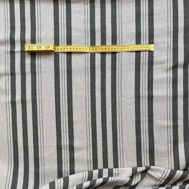 Alf randigt tyg i Sage med måttband som visar tygbredd och struktur, tillverkat i återvunnen bomull och polyester för ett hållbart val.