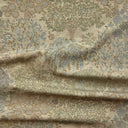 Närbild av möbeltyget Aran med naturinspirerat klassiskt mönster i gröna och beige toner.