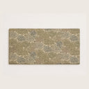 Aran väggmonterad sänggavel med botaniskt mönstrat tyg i beige, gröna och gråblå toner.