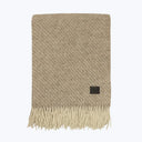 Beige Aukland ullpläd med diagonalvävd struktur och ljusa fransar