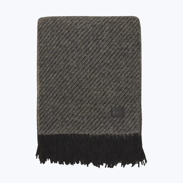 Grå Aukland ullpläd med diagonalvävd struktur och mörka fransar