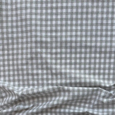 Rutigt tyg Bo i ljusgrå färg, 80 % bomull och 20 % polyester, med mjukt fall.