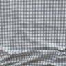 Rutigt tyg Bo i ljusgrå färg, 80 % bomull och 20 % polyester, med mjukt fall.