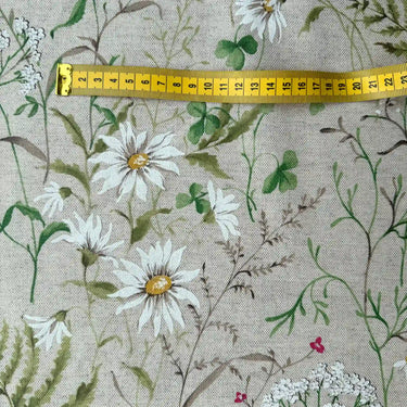 Närbild av Botanica avtorkningsbara vaxduk med vita prästkragar och gröna blad.