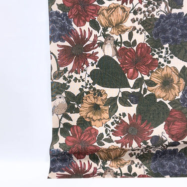 Cecilia gardintyg i 100 % linne med klassiskt blommönster i dämpade toner, luftigt linnetyg med mjukt fall som släpper igenom ljus